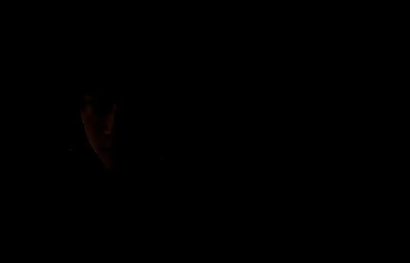 角色侧面特写，发丝分明，光影效果精致细腻