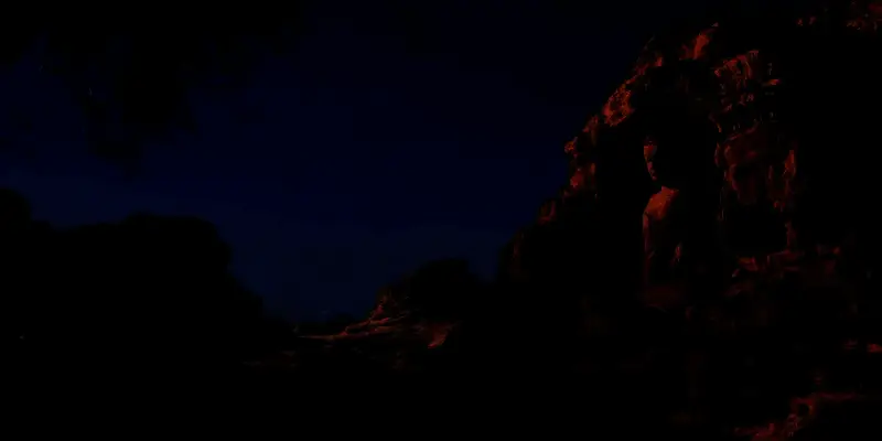 古风城池远景，晨雾缭绕，建筑错落有致