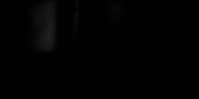 《地狱边境》游戏画面，黑白风格的横版冒险场景，主角小男孩穿越阴森森林