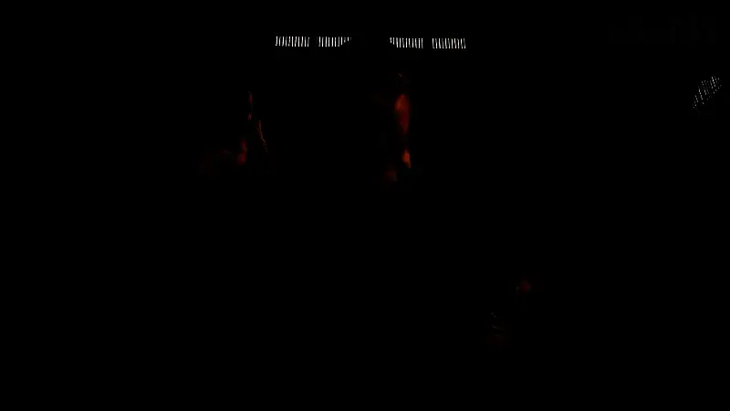 战斗场景截图，信使手持短刃与敌人激烈搏斗，背景为残阳如血的戈壁荒原