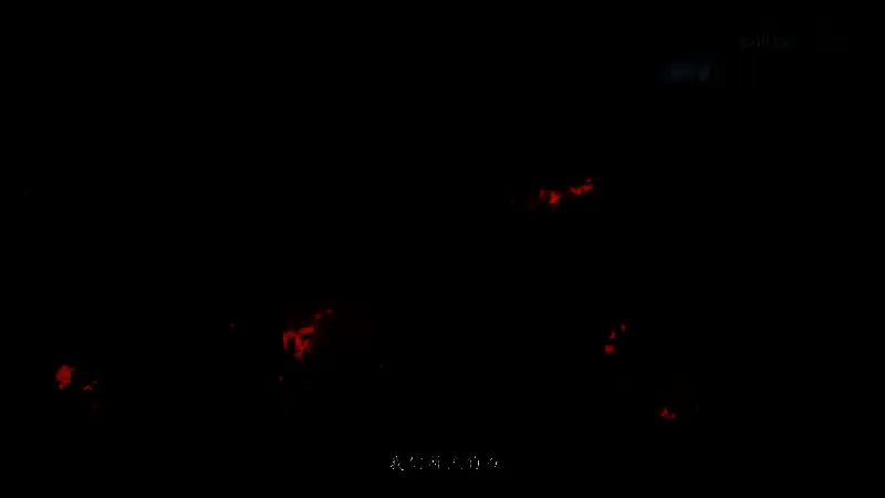 雪山行军截图，队伍艰难攀爬陡峭山路，空中飘雪与寒风营造出极寒氛围