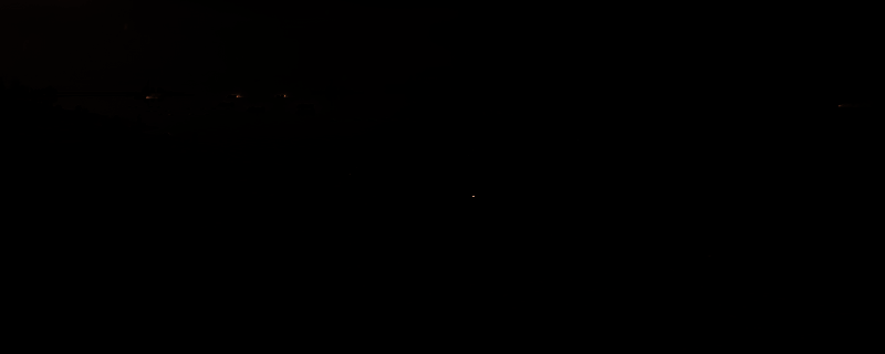 《断箭》中一场激烈对战场景，战机呼啸而过，地面部队正在火速推进