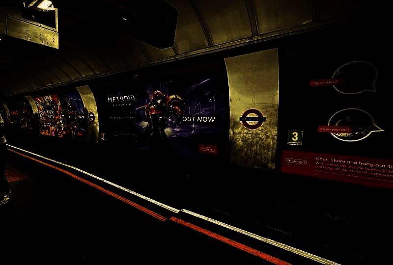 广告下方印有《银河战士Prime 4：超越》LOGO及角色剪影