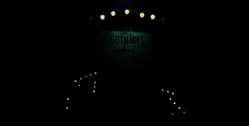 《小小梦魇》系列标志性氛围画面，昏暗走廊中角色孤独前行，营造出紧张诡异的气氛