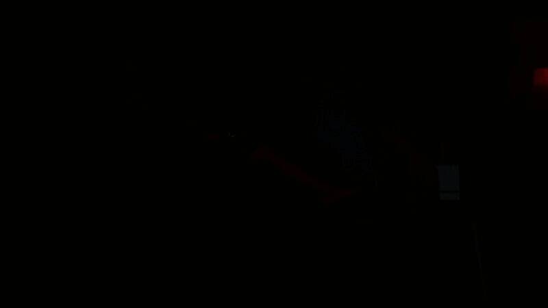 剧情推进过程中的重要对话场景，画面构图具有电影感