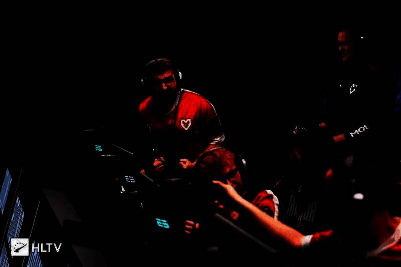 CS2选手激战正酣，枪火特效炸裂，现场气氛紧张