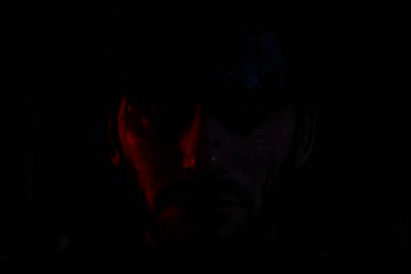 《死亡搁浅2》Boss尼尔登场画面，造型酷似斯内克，手持武器神情冷峻