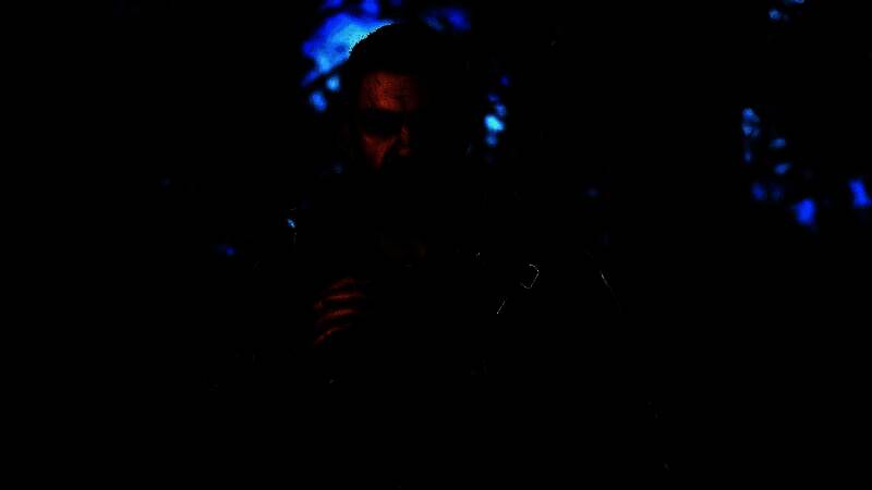 《消逝的光芒：困兽》游戏场景展示，城市废墟中角色与僵尸激烈对抗