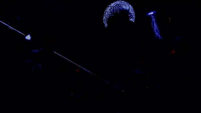 雕刻系统操作界面特写，玩家正在为岩石模型添加颜色与纹理