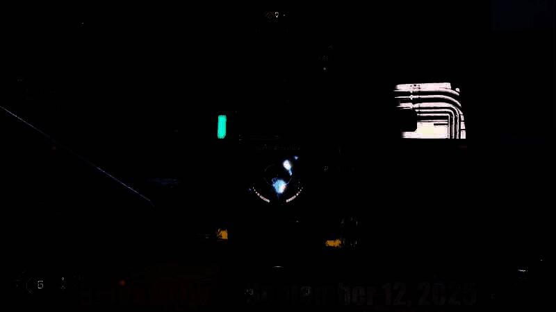 角色在夕阳下的废墟中静坐沉思，感受末世之美