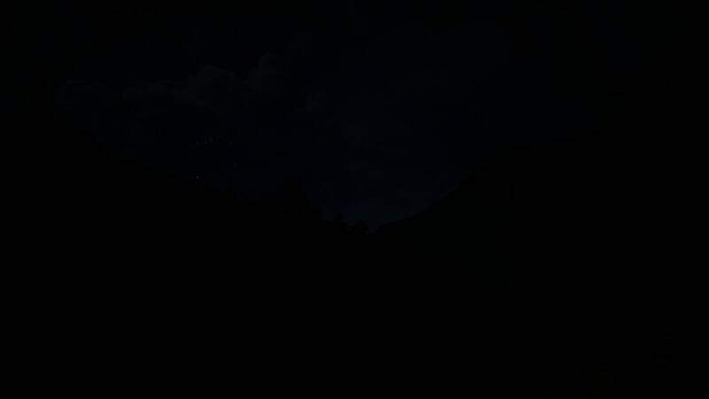 爆炸特效细节展示，尘土飞扬