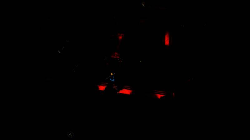 The Hotel场景展示，一名玩家正在小心翼翼地穿越旅馆走廊进行偷窃