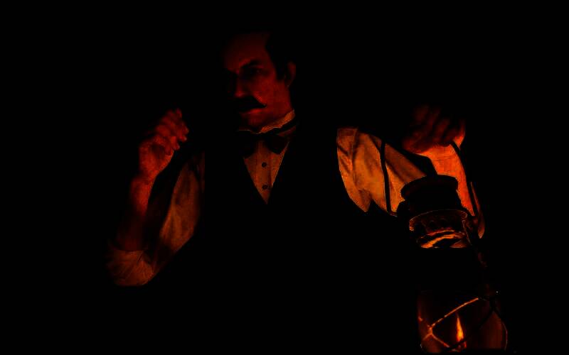 身穿黑色西服的小艾德蒙-劳里手持匕首，背景为阴暗森林，营造出极度压抑的氛围