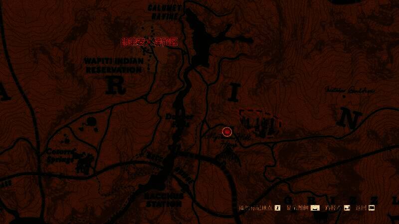 玩家角色在山洞中发现神秘宝箱与古老壁画