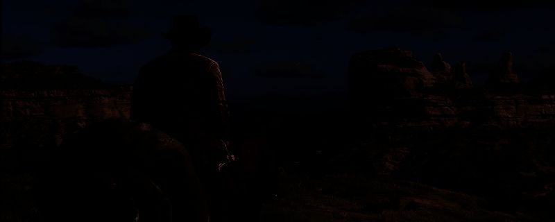 游戏中角色手持枪械准备清理武器，背景为西部风格场景