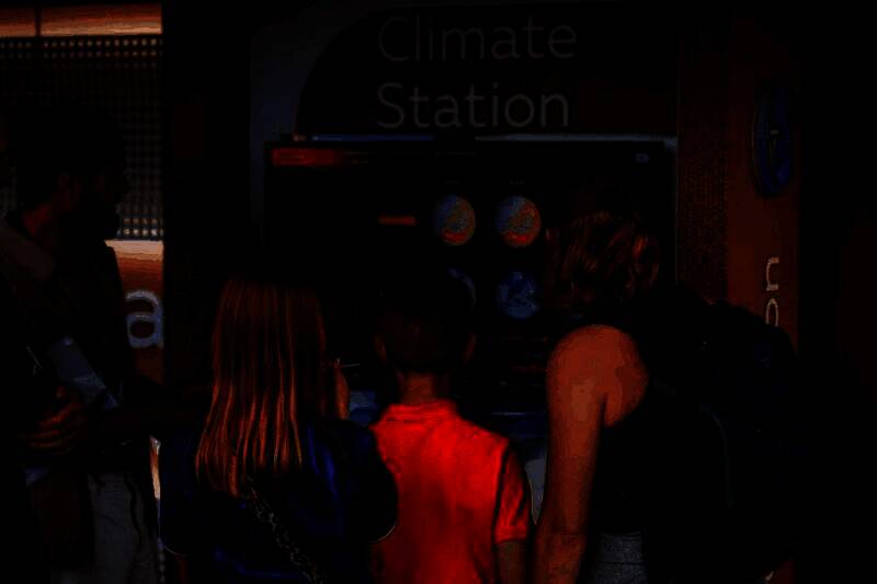 《气象档案馆》观察模块界面，展示百年温度变化曲线图