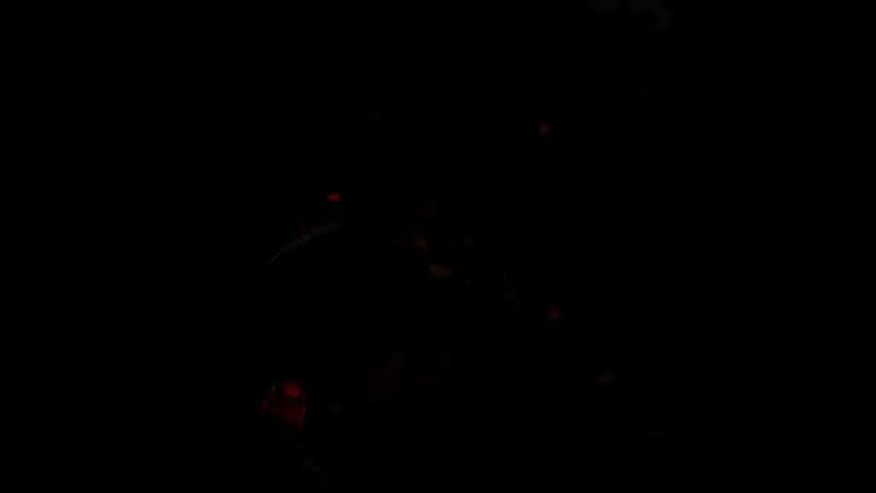 女性卡赞手持武器站立于战场中央，身后火焰翻腾