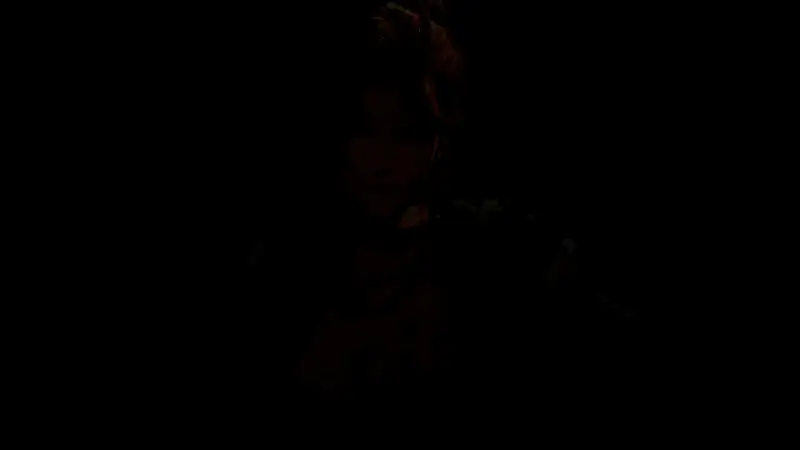 女卡赞正面特写，眼神坚定，造型极具未来感