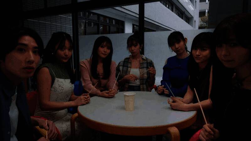 角色立绘展示其中一位女主角身穿职业装的干练形象，背景为东京都市夜景