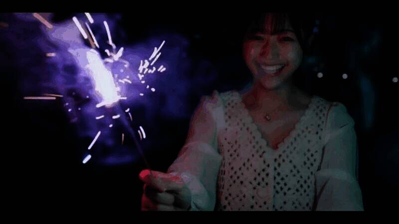 樱花树下互动片段定格美好瞬间，光影效果处理出色