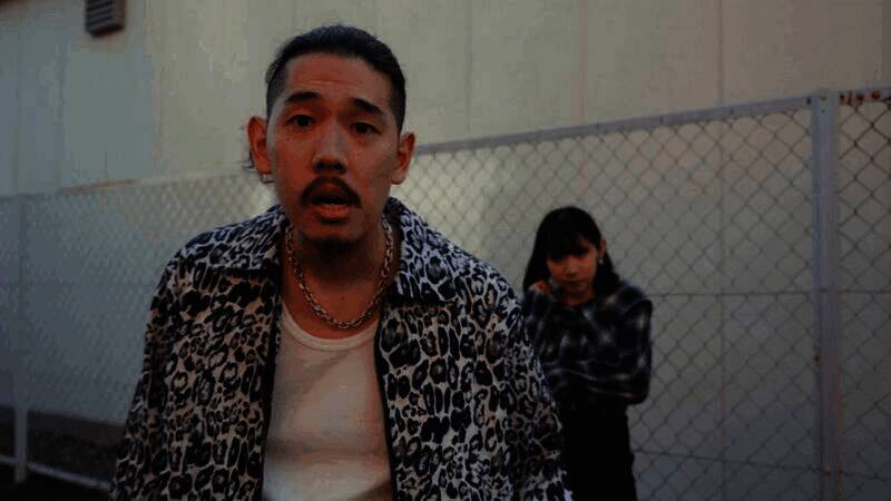 多人社交聚会画面展现角色间复杂的心理互动与微妙关系