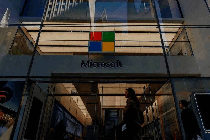 微软总部大楼外观，玻璃幕墙现代风格