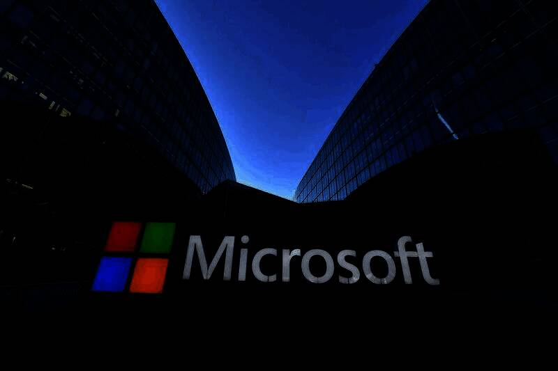 办公室空置工位与未整理的办公桌