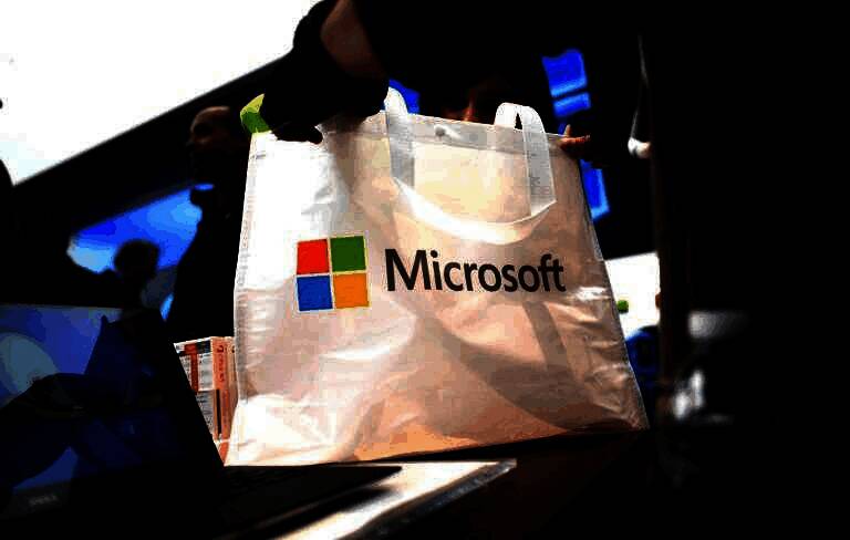 图表显示科技行业裁员趋势，柱状图形式