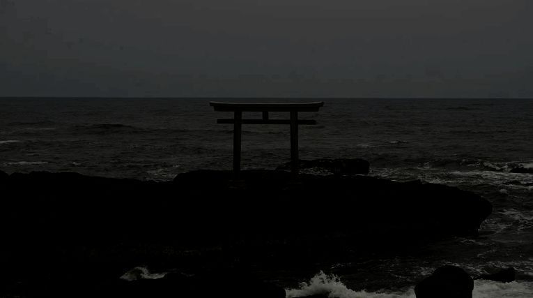 开发团队成员在北海道羊蹄山前合影，背景是壮丽的雪山景色