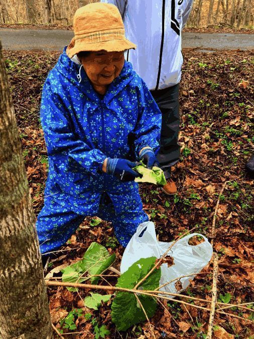 开发人员在传统村落中体验手工编织，现场气氛融洽