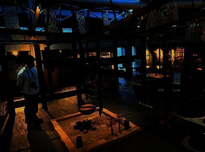 开发人员站在山顶俯瞰全景，手持设备进行拍摄取景