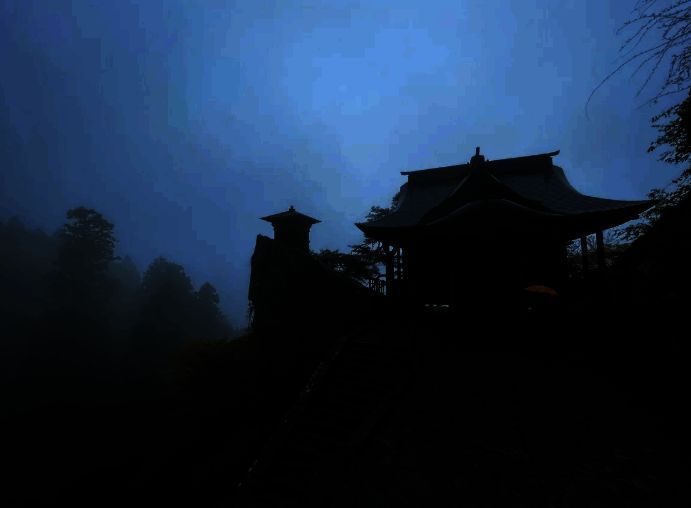 北海道羊蹄山远景图，白雪覆盖山巅，湖水清澈如镜