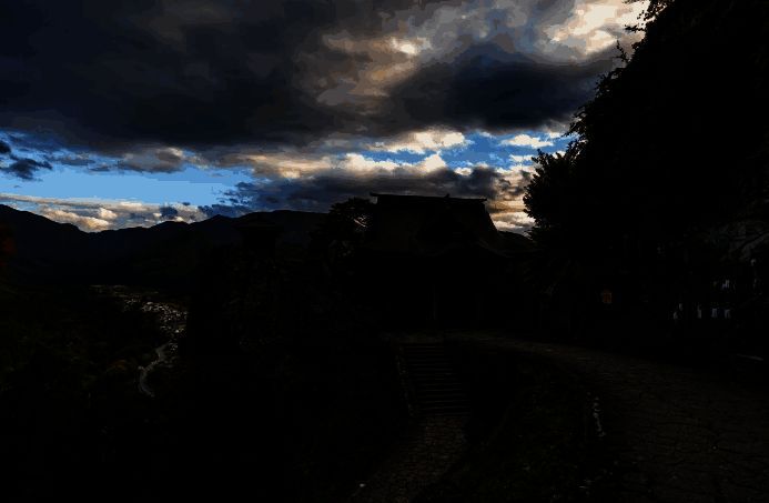 团队成员在夕阳下讨论设计草图，背景为美丽的山间风光