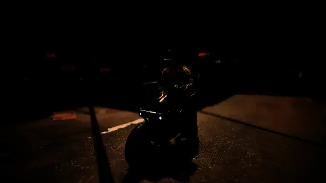 《赛博朋克2077》中角色朱迪的特写画面，展现其个性化的表情和服装细节