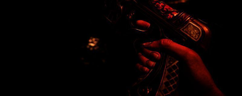 主角加布里埃尔手持血色武器，在阴暗环境中警觉环顾四周