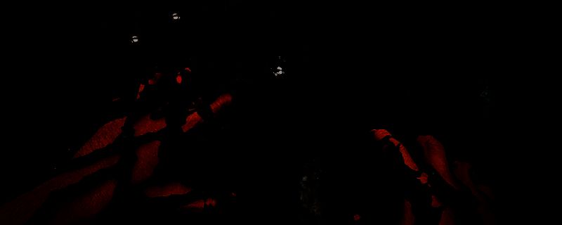 游戏封面画面，展示一位角色站在昏暗剧院门口，气氛诡异