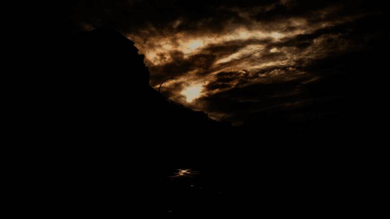 游戏角色在浣熊市中探索，手持武器警惕周围环境