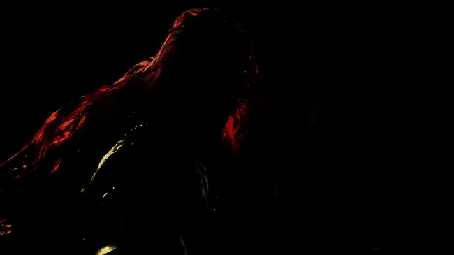 《艾尔登法环》中圣树之女玛莲妮亚战斗画面，气氛紧张激烈