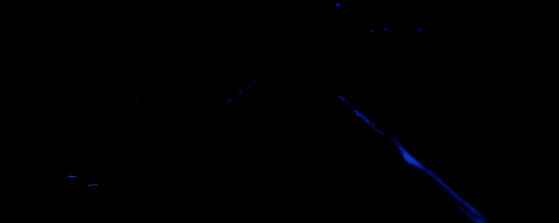 《绝地潜兵2》游戏中光能小飞机战斗场景，空中多个小型飞行单位正在逼近