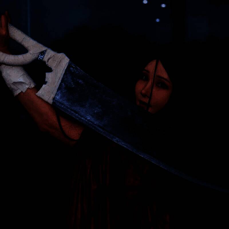 Myboo扮演《剑星》角色，手持武器摆出经典姿势