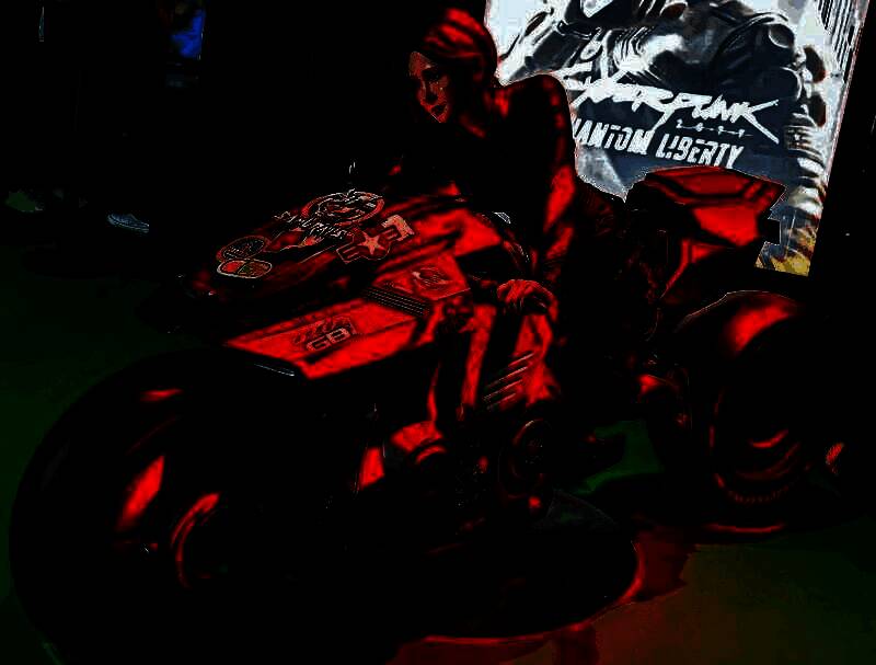 Myboo在户外场景中Cos《剑星》，背景为科幻城市