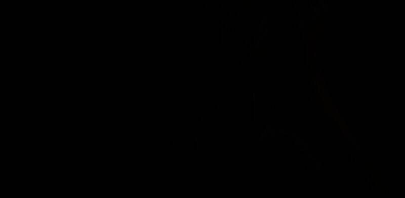 格蕾丝·阿什克罗夫特正面特写，眼神坚定，背景隐约可见破败街道