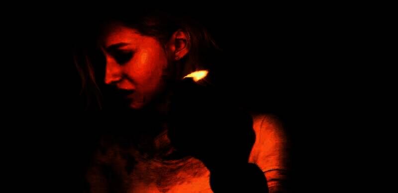 格蕾丝持枪警戒，身处昏暗地下设施