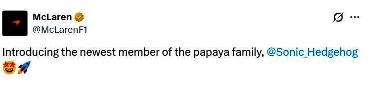 迈凯伦与世嘉联合海报，背景为埃尔顿·塞纳经典夺冠瞬间与索尼克形象结合