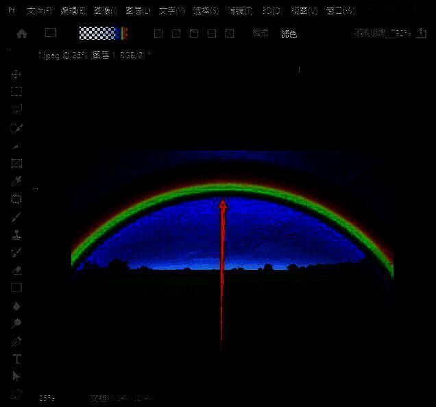 画布上已经绘制出一条初步的彩虹效果，呈现出明显的色彩渐变层次