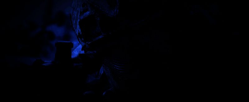 《暗区突围》角色‘蝮蛇’手持改装SVDS在雪地中潜伏的画面