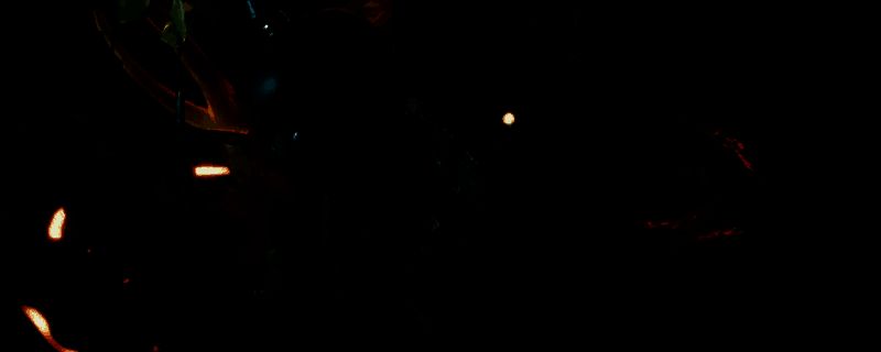 游戏中角色与敌人激烈战斗的场景，背景环境阴暗神秘，充满史诗感