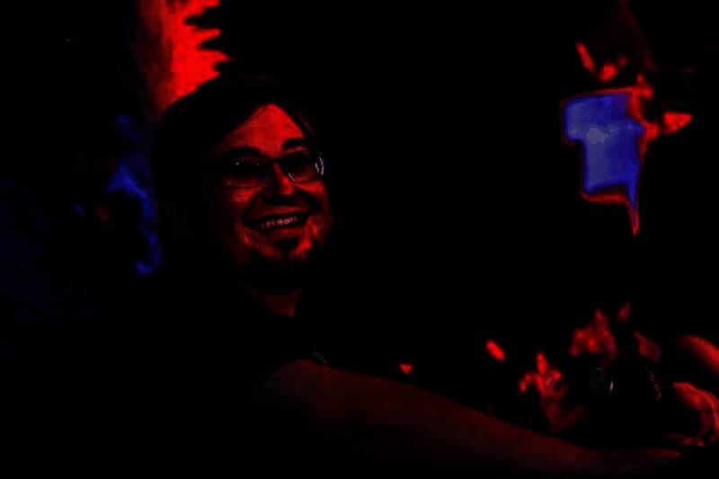 乔纳森回忆自己青少年时期的游戏开发经历，现场观众专注倾听