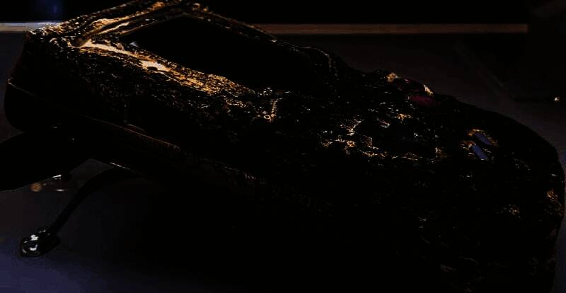 一台顶部塑料熔毁但功能完好的Nintendo Switch照片