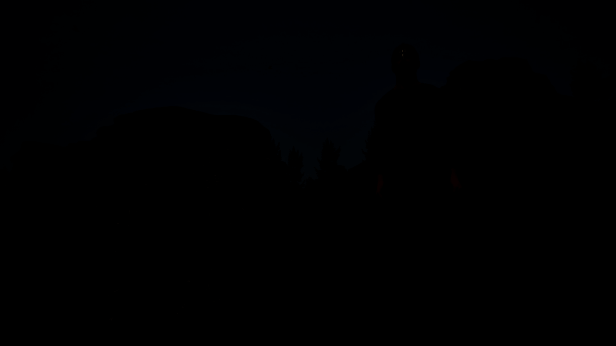 角色装备界面展示，多个武器与护甲选项呈现在屏幕中央，界面风格复古而精致